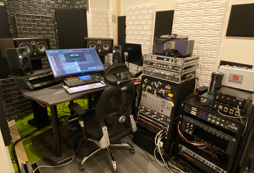 新栄店には、充実した設備のレコーディングスタジオも併設！