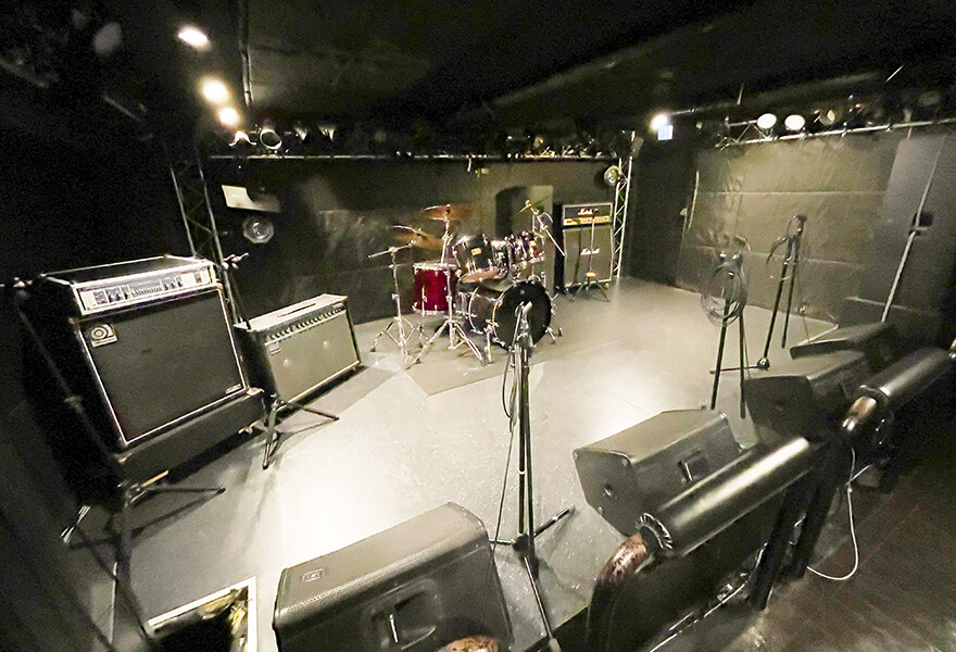 特大スタジオでのステージ練習が可能です!